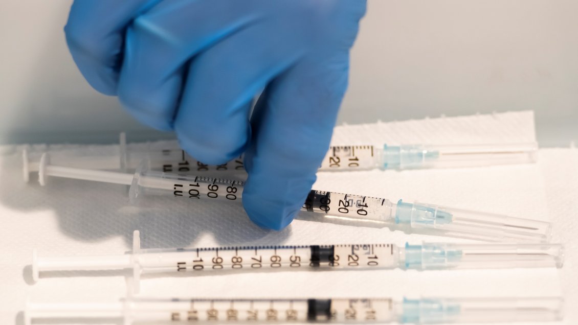 Europa avanza con su plan de vacunas y estudia prolongar los confinamientos