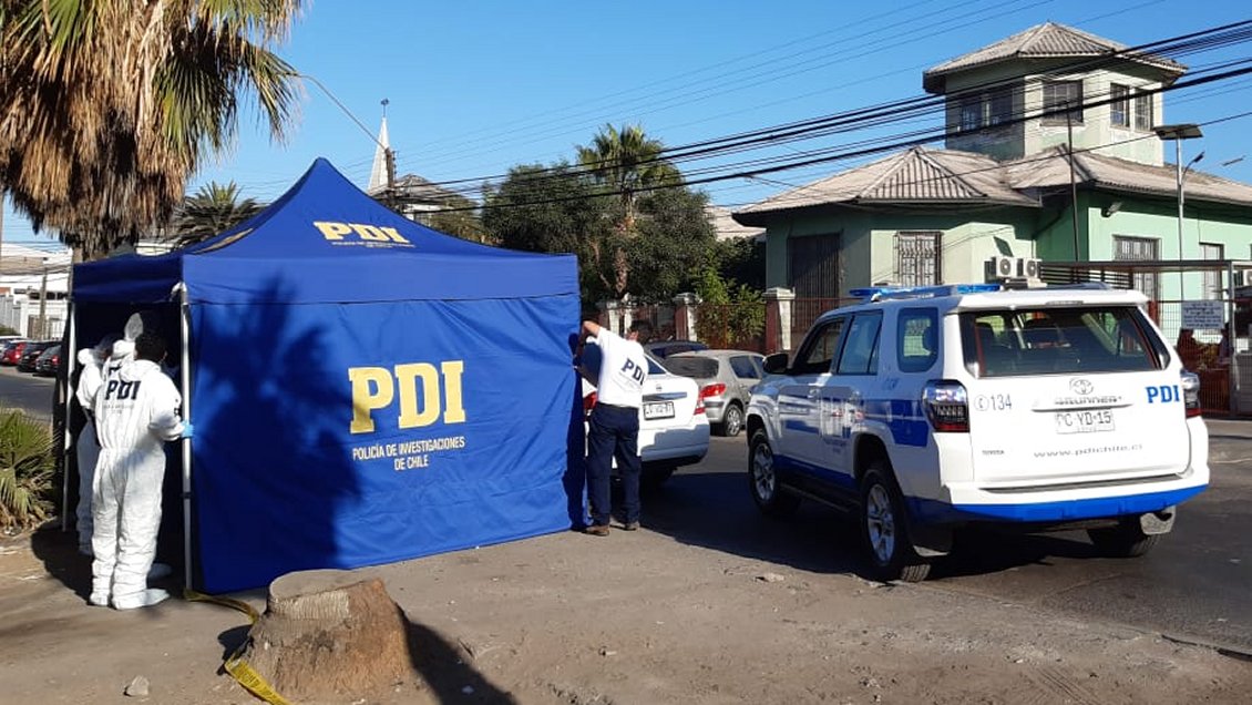 Hombre apareció muerto, apuñalado en su auto, frente al Hospital de Iquique