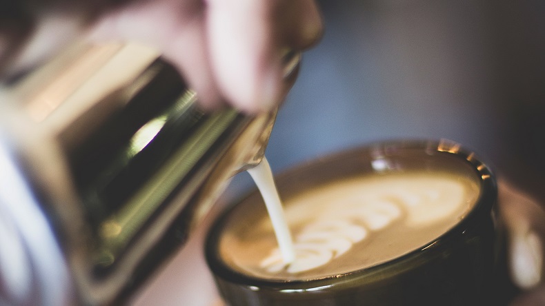 Acusan que trabajador compró saliva 