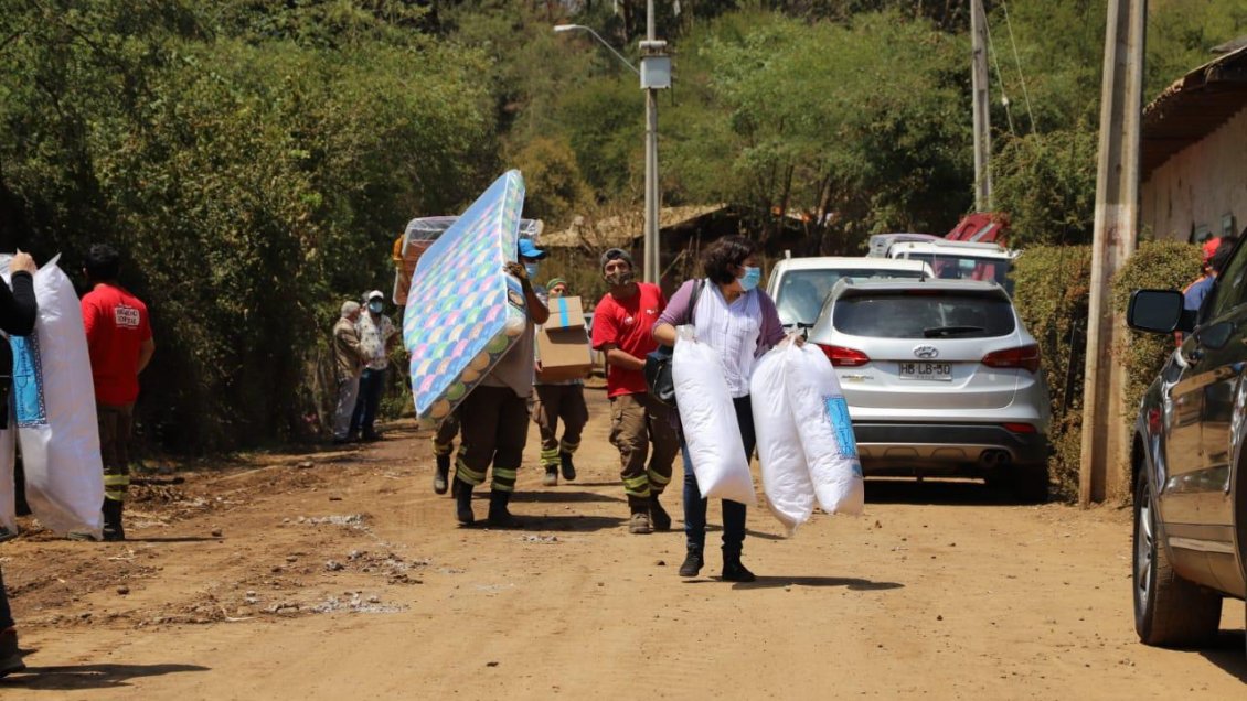 Autoridades entregan ayuda a familias afectadas por aluvión en Malloa