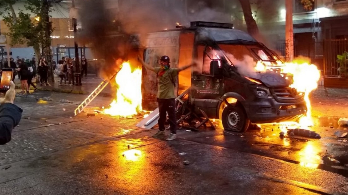 Ingeniero sin antecedentes es principal sospechoso de la quema de vehículo policial en Bellavista