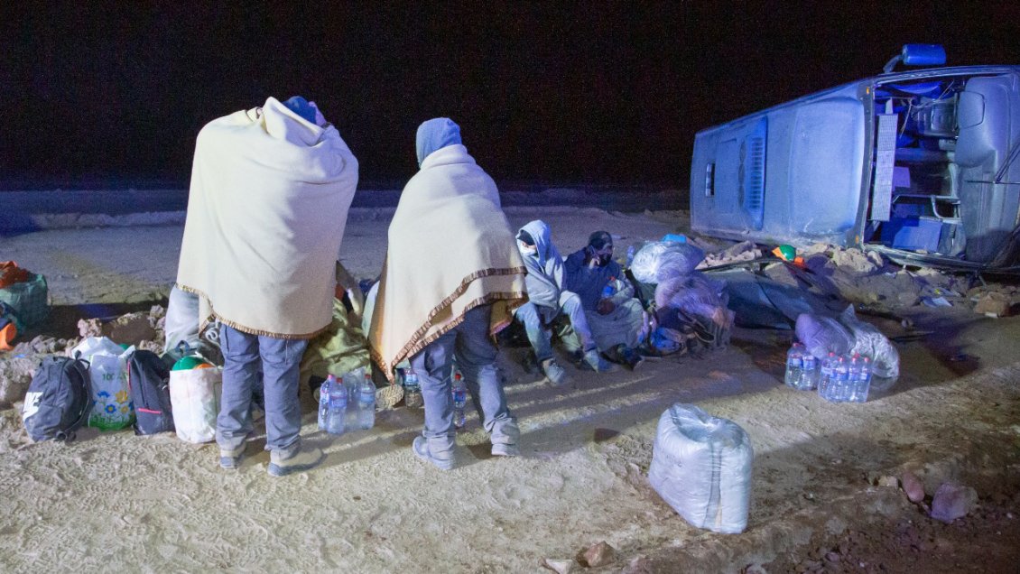 Bus que transportaba mineros volcó en Antofagasta: Hay dos lesionados de gravedad