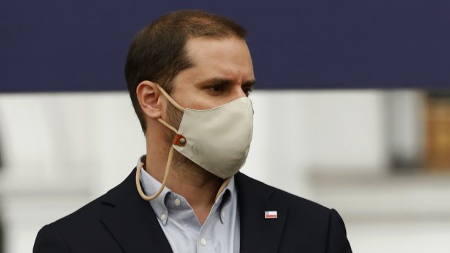 Colegio de Profesores repudia críticas de Bellolio: Hay que comprarle un 