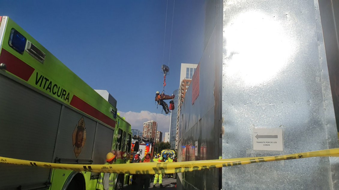 Obrero fue rescatado luego de que le cayeran 120 kilos de concreto líquido encima