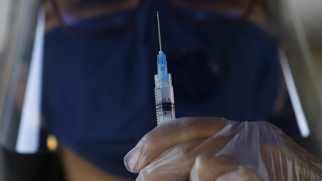 La mitad son adultos mayores y predominan las mujeres: El detalle de las 2,1 millones de personas vacunadas en Chile