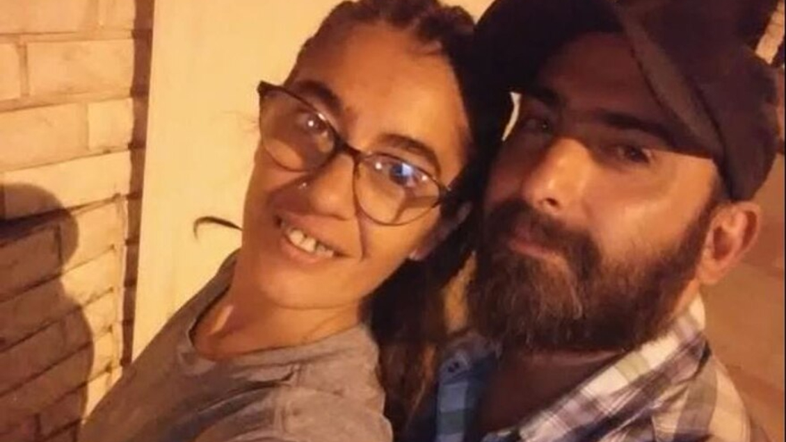Mujer apuñalada por su pareja se salvó de morir tras hacerse 
