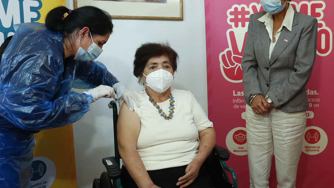 Cómo pedir la vacunación domiciliaria para adultos mayores y personas con movilidad reducida