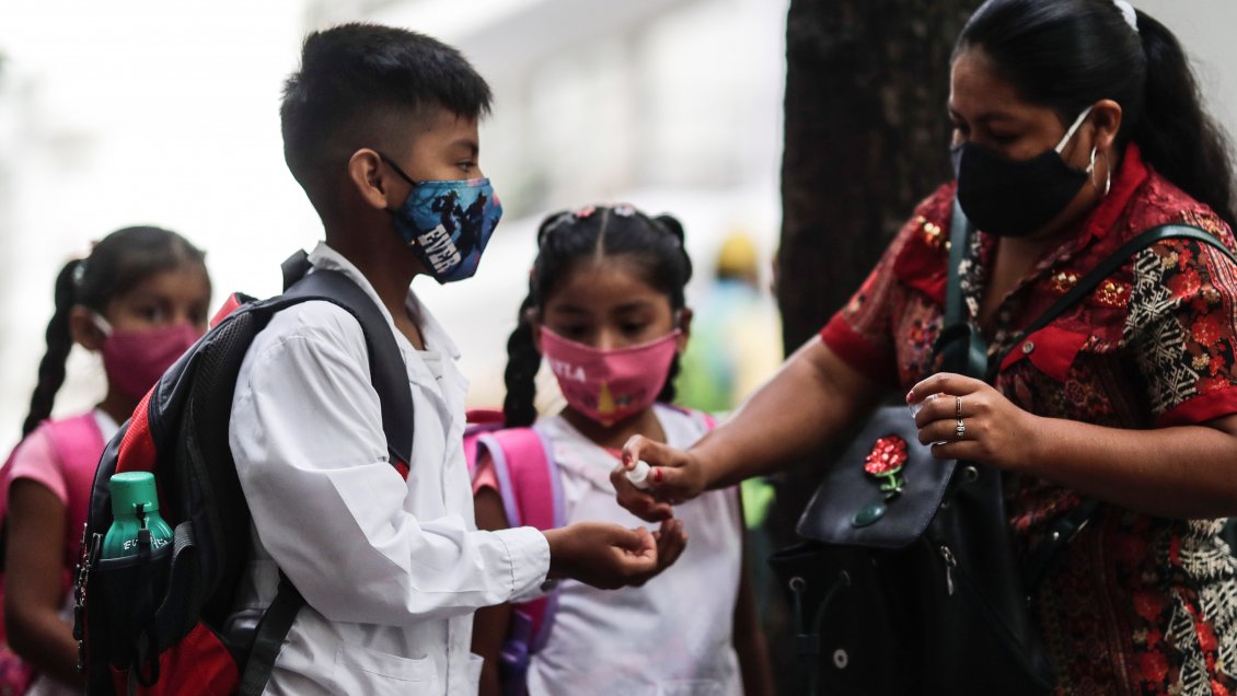 Los niños argentinos vuelven a las aulas tras casi un año de clases virtuales