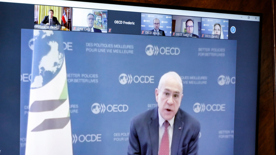 Ministro de Hacienda conversó con jefe de la OCDE, que destacó los avances de la vacunación en Chile
