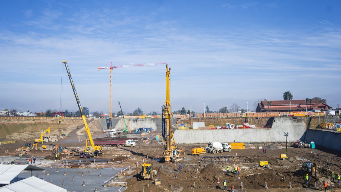 Trabajador subió una grúa pluma para exigir demandas laborales en obras del Hospital de Ñuble