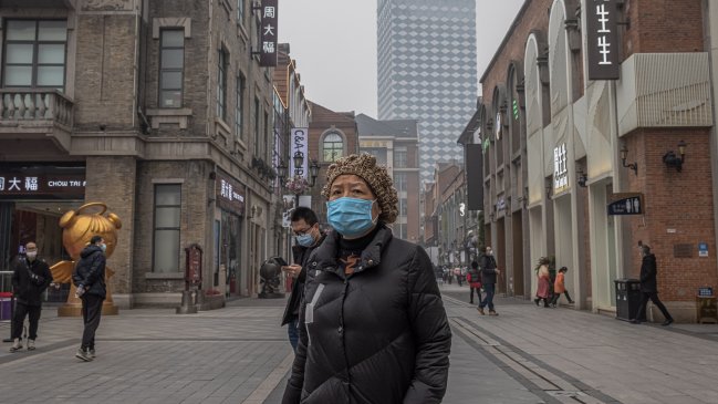 Médico de Wuhan: El virus se atajó con mascarillas, test y cuarentenas