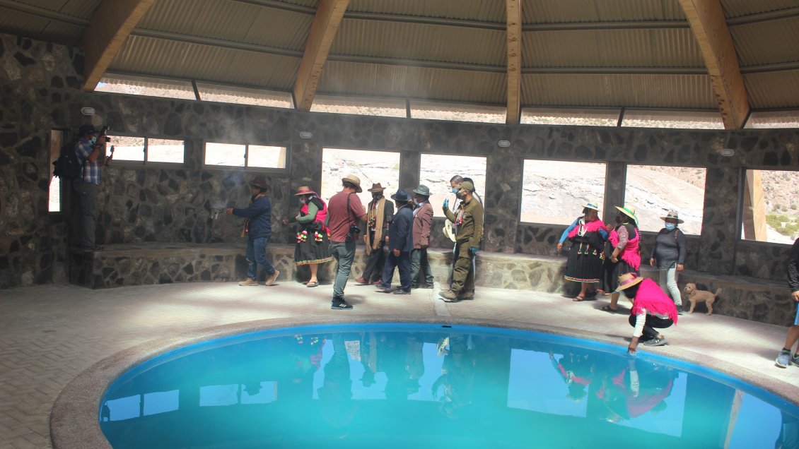 En medio de la crisis, Colchane inauguró piscina termal techada para atraer el turismo
