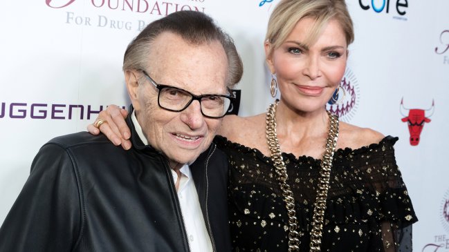 Viuda de Larry King impugó testamento del periodista