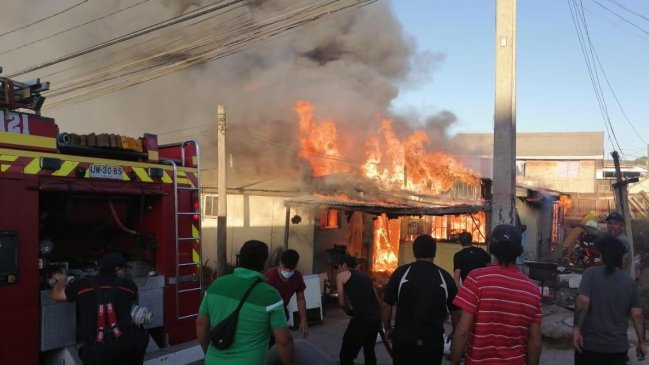 Bomberos combate incendio que afecta al menos a dos viviendas en Valparaíso