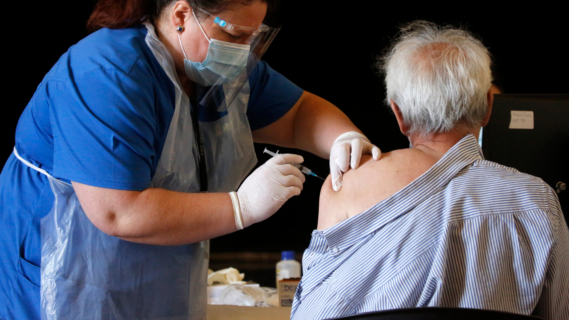 Académico critica vacunación de parlamentarios: 