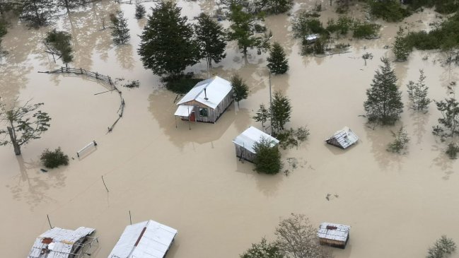 Evacúan a pobladores del sector Steffens en la comuna de Tortel por inundaciones