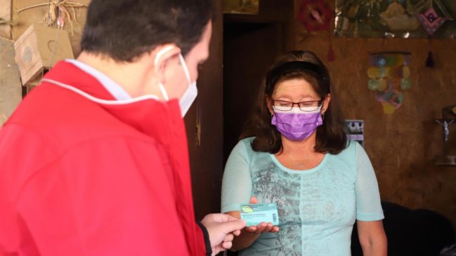 Autoridades entregan gift card para compra de materiales a afectados por aluvión en Malloa