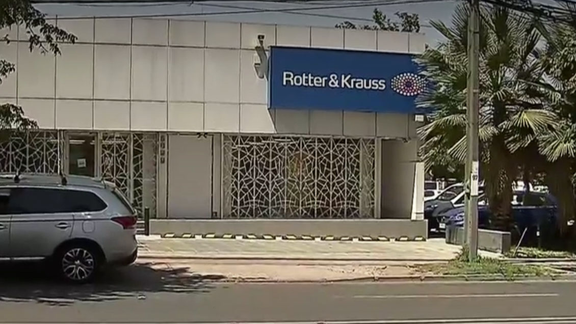 Delincuentes perpetraron millonario asalto a tienda óptica en Vitacura