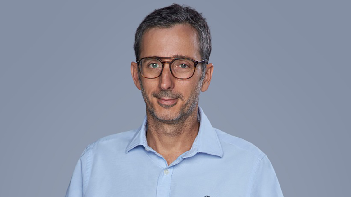 Se enciende el bloque de noticias nocturno: Matías del Río llega a conducir 