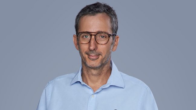 Se enciende el bloque de noticias nocturno: Matías del Río llega a conducir 