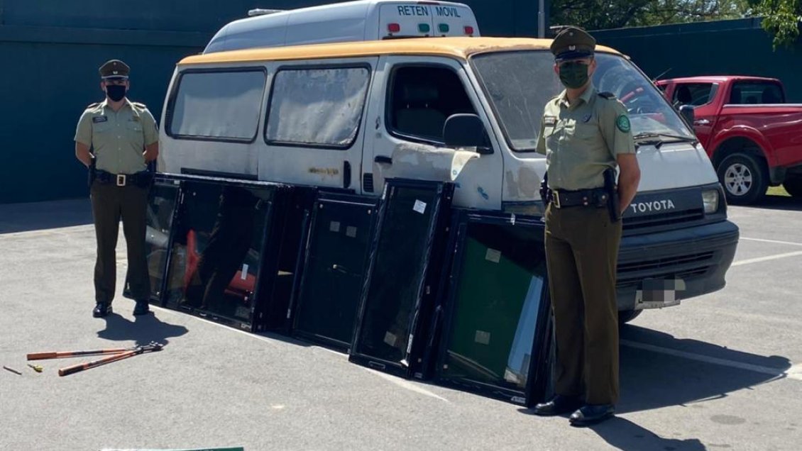 Dos hombres fueron detenidos tras robar 21 ventanales metálicos en Casablanca