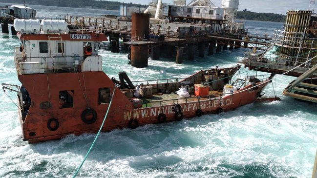 Otra barcaza casi se hunde en el canal de Chacao