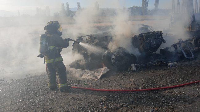 Colisión entre camiones dejó a uno de ellos totalmente quemado en Rancagua