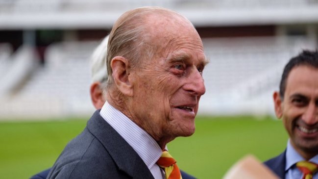 El duque de Edimburgo responde al tratamiento, pero fue trasladado de hospital