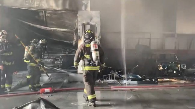 Falta de grifos dificultó control de incendio en galpón en Viña del Mar