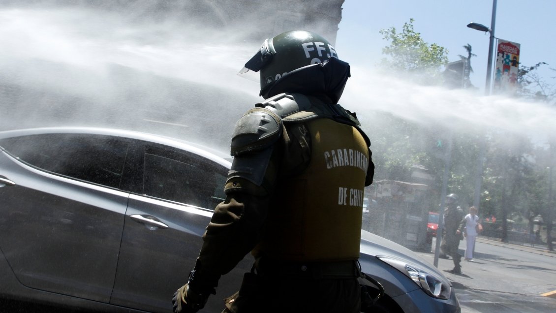 Joven resultó lesionado por impacto de chorro del carro lanzaagua en ventana de su casa