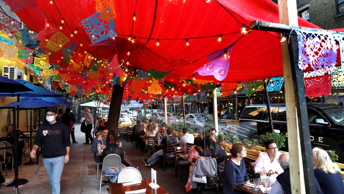 Estudio vinculó la apertura de restaurantes en EE.UU. a repunte de casos Covid
