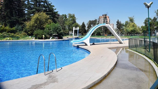Niño de 12 años, en riesgo vital tras quedar atrapado en filtro de agua de piscina del Club Palestino de Las Condes