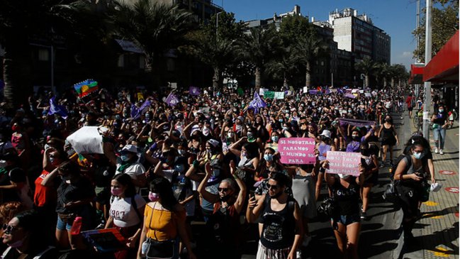En Chile y el resto de América, las mujeres coparon las calles para reclamar sus derechos pese al Covid