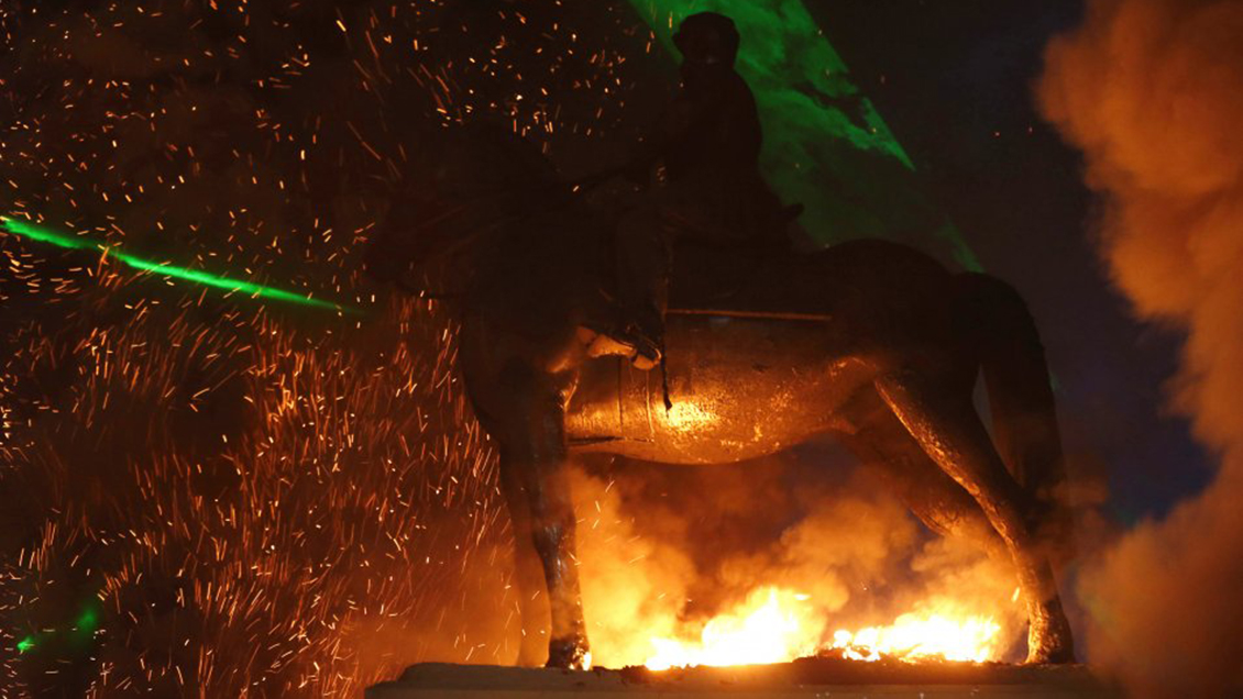 CDE se querelló por quema del monumento del general Baquedano