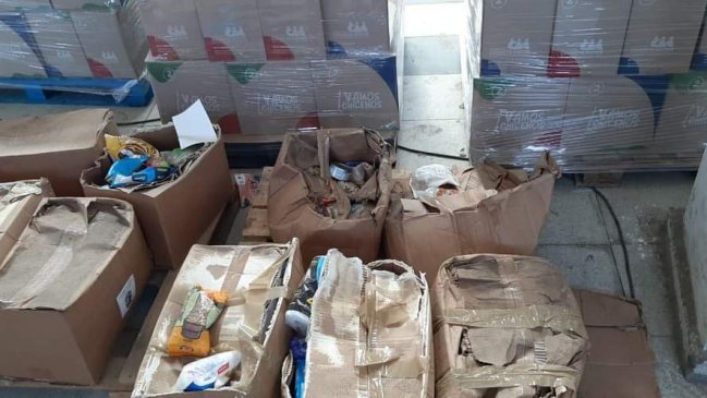 Polémica por cajas de alimentos abandonadas y en mal estado en bodega de Valparaíso