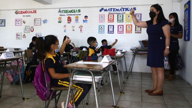 Colegio de Profesores acusa que hay escuelas con Covid donde no se han suspendido las clases