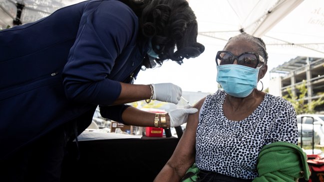 Biden ordena acelerar la vacunación para lograr la 