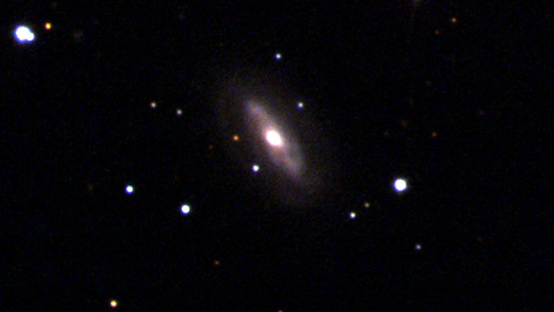 Astrónomos detectaron misterioso agujero negro supermasivo en movimiento