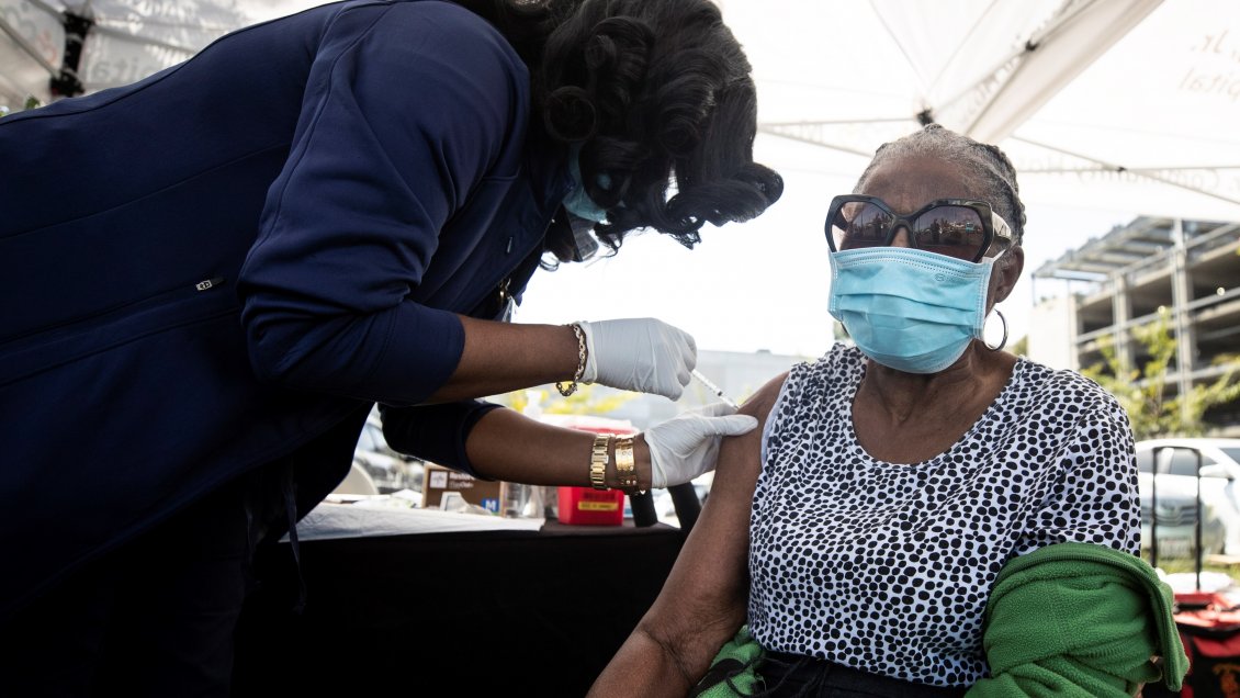 Biden ordena acelerar la vacunación para lograr la 