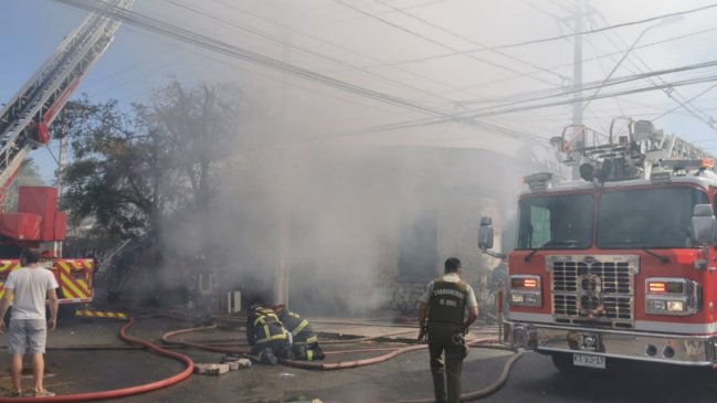 Tres inmuebles afectados y dos bomberos lesionados dejó incendio en Recoleta