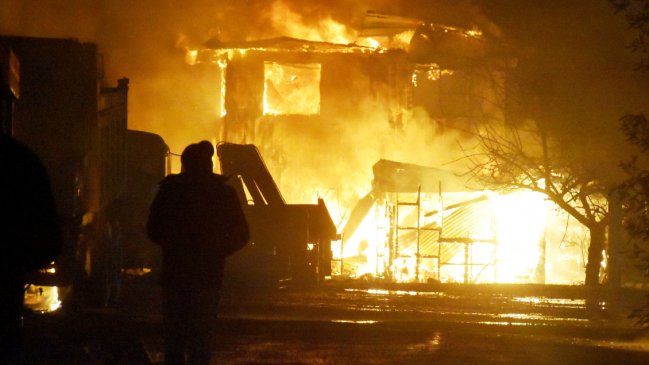 Cinco sedes sociales, dos viviendas y diversas estructuras fueron quemadas en Carahue