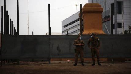   Plaza Baquedano amaneció blindada por un muro perimetral de metal 