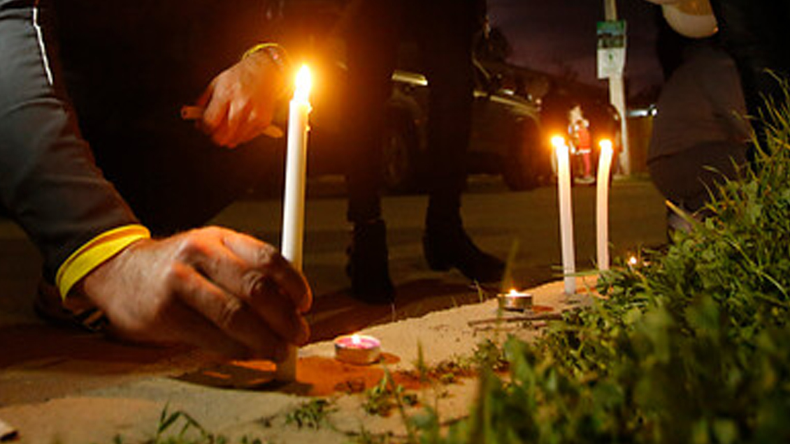 Femicidio en Puente Alto: Familia y vecinos realizan velatón por mujer asesinada a la salida de su casa