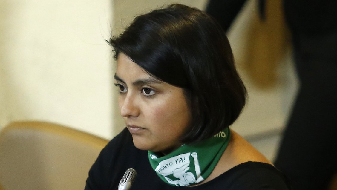 Diputada Camila Rojas fue infraccionada al llegar al Congreso: Tenía la revisión técnica vencida