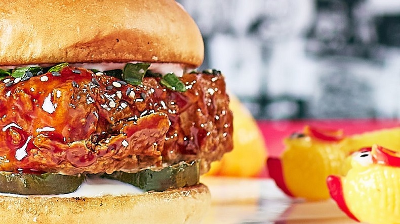 Funan a sanguchería chilena acusándola de racismo: 