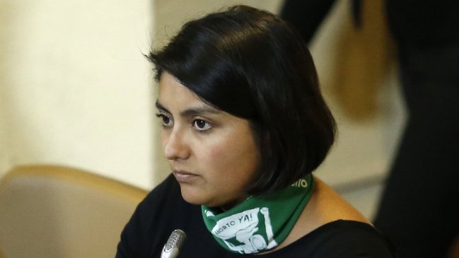 Diputada Camila Rojas fue infraccionada al llegar al Congreso: Tenía la revisión técnica vencida