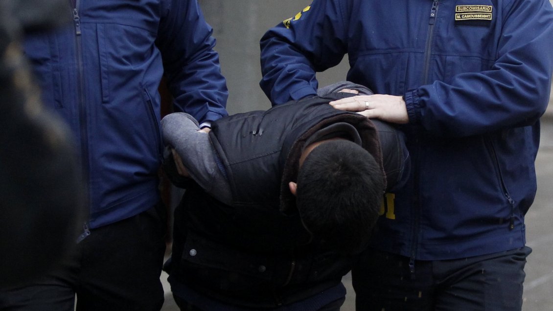 En allanamientos simultáneos, caen siete miembros de banda que robaba locales comerciales de Chillán