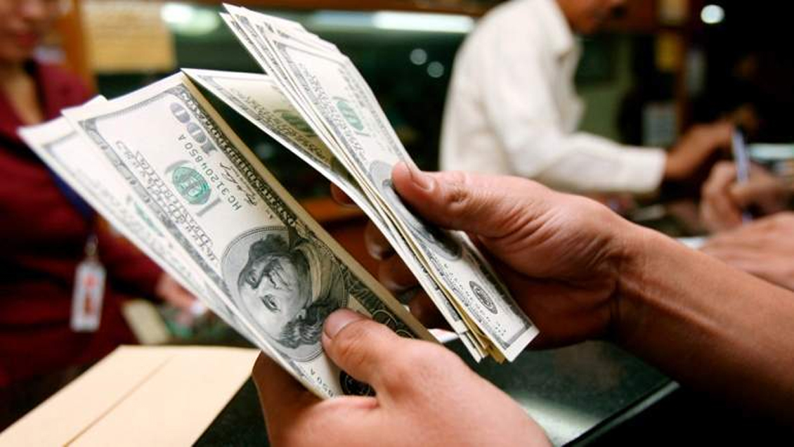 Dólar cerró en su nivel más bajo en casi un mes