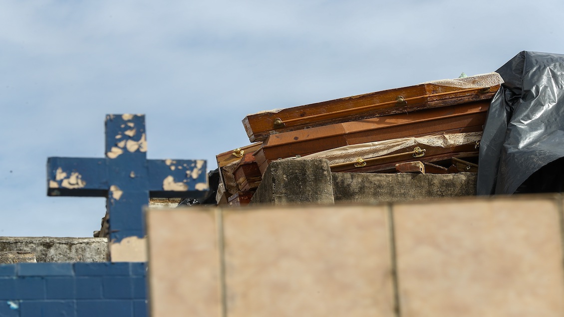 Cadáveres son amontonados por falta de espacio en un cementerio brasileño