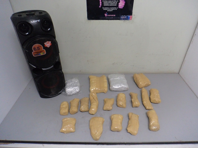 Cantante viajaba con cuatro kilos de marihuana en su parlante